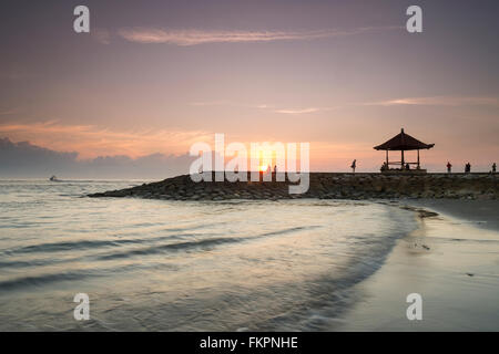 Weiches Bild Sanur Beach bei Sonnenaufgang. Der berühmte Tourismus Ort für Urlaub und genießen Sie ihren Urlaub in Bali, Indonesien. Stockfoto