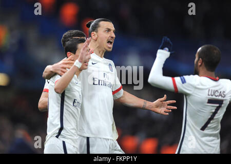 Stamford Bridge, London, UK. 9. März 2016. Champions-League. Chelsea gegen Paris Saint-Germain. ZLATAN IBRAHIMOVIC (Psg) feiert seinen Siegtreffer in der 67. Minute mit Lucas und Di Maria Credit: Action Plus Sport/Alamy Live News Stockfoto