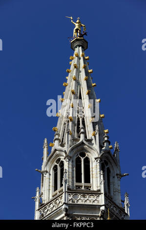 Grand-Place, Rathaus, Brüssel, Belgien, Statue des Erzengels Michael, Schutzpatron von Brüssel, einen Drachen zu töten Stockfoto