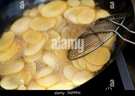 Frittieren von Kartoffeln in der Küche ein französisches restaurant Stockfoto