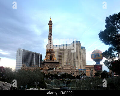 Paris Las Vegas Hotel &amp; Casino, Nachbildung des Eiffel Turm Ballys und Ballon aus der Ferne gesehen während des Tages, Las Vegas Stockfoto