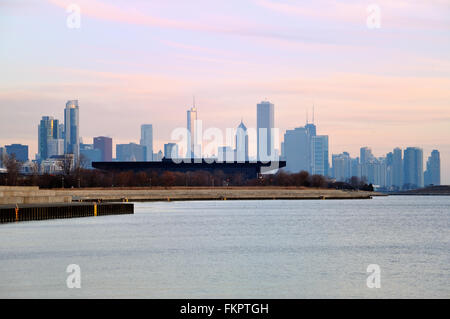 Die Chicago Skyline über die Wasser des Lake Michigan in der Nähe von Chicago 31. Straße Hafen kurz nach Sonnenaufgang. Chicago, Illinois, USA. Stockfoto