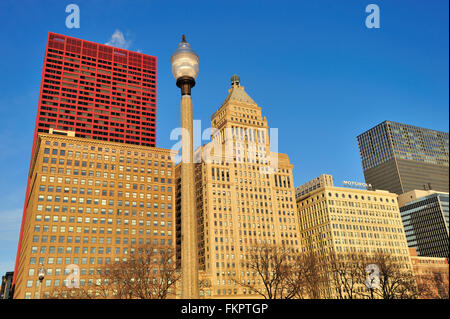 Chicago, Illinois, USA. Die frühen Sonnenstrahlen der Gebäude in Chicagos South Loop bestehen aus einer Vielzahl von Architekturtypen. Stockfoto