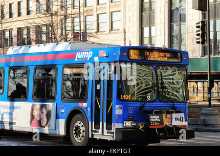 Chicago, Illinois, USA. Ein CTA springen (Express) Bus entlang der berühmten Michigan Avenue Chicago reisen. Stockfoto