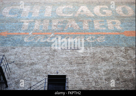 Eine große verblassten Schild bleibt über eine Gasse Stufe Eingang zum Chicago Theater. Chicago, Illinois, USA. Stockfoto