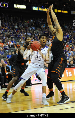 Kansas City, Missouri, USA. 9. März 2016. Kansas State Wildcats weiterleiten Wesley Iwundu (25) Laufwerke in den Korb während der NCAA große 12 Meisterschaften Basketball-Spiel zwischen der Kansas State Wildcats und die Oklahoma State Cowboys im Sprint Center in Kansas City, Missouri. Kendall Shaw/CSM/Alamy Live-Nachrichten Stockfoto