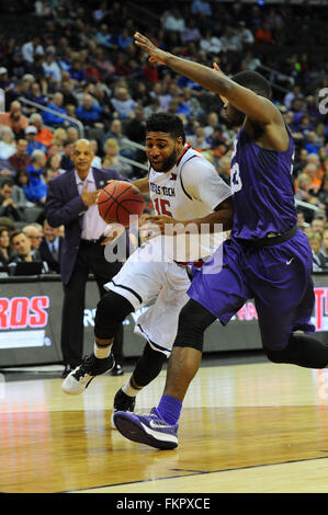 März 09, führt 2016:Texas Tech TCU 31-30, die Texas Tech Red Raiders Aaron Ross (15) in den Korb in der ersten Hälfte als bei den NCAA Big 12 Meisterschaft Basketball-Spiel zwischen der Kansas State Wildcats und die Oklahoma State Cowboys im Sprint Center in Kansas City, Missouri treibt. Kendall Shaw/CSM Stockfoto