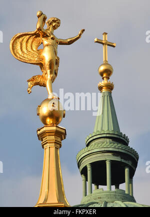 Potsdam, Deutschland. 9. März 2016. Der Engel auf die Fortunaportal in der Stadt Burg Leuchten in der Sonne schien für das Kreuz an der Nikolaikirche in Potsdam, Deutschland, 9. März 2016 erreichen. Foto: Bernd Settnik/Dpa/Alamy Live News Stockfoto