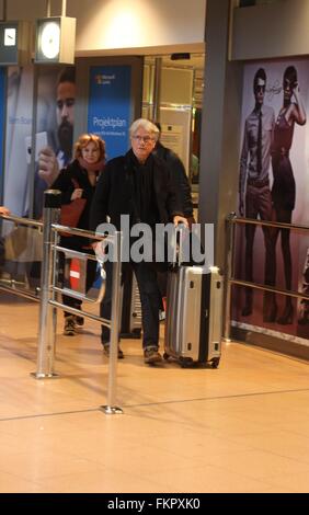 Juergen Prochnow und seine Frau Verena Wengler gesehen, Ankunft am Flughafen Hamburg zum "Sterben Goldene Kamera".  Mitwirkende: Jürgen Prochnow, Verena Wengler wo: Hamburg, Deutschland bei: 6. Februar 2016 Stockfoto