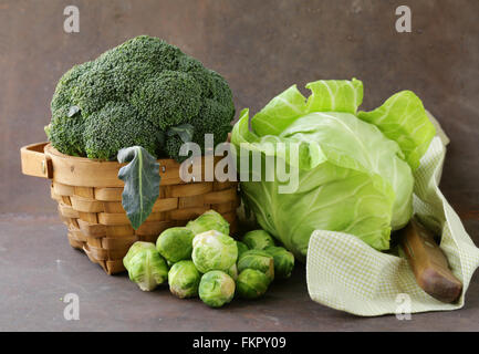 verschiedene Arten von Kohl - Brokkoli, Rosenkohl und Weißkohl Stockfoto