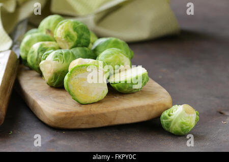 Rohe frische Bio Rosenkohl auf Schneidebrett Stockfoto