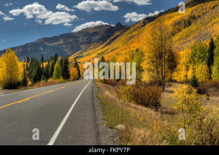 U.S. Highway 550 aka die Million Dollar Highway in der Nähe von Red Mountain Pass in Ouray County, Colorado Stockfoto