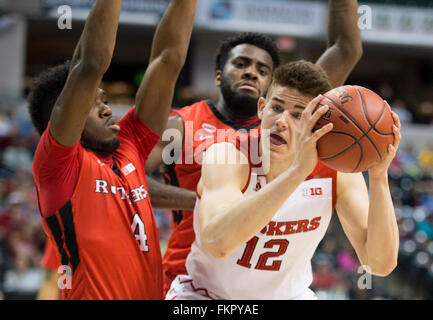 Indianapolis, USA Zoll. 9. März 2016. Nebraska Cornhuskers vorwärts Michael Jacobson #12 packt ein Rebound über Rutgers Scarlet Knights weiterleiten Jonathan Laurent #4 und Rutgers Scarlet Knights weiterleiten D.J. Vorarbeiter #1 in der ersten Hälfte während der Big Ten Conference Herren-Basketball-Turnier zwischen Nebraska und Rutgers an des Bankiers Leben Fieldhouse in Indianapolis, IN. Sitzung 1 Teilnahme: 16,528.Nebraska 89, Rutgers 72. Mark Davis/Cal Sport Media/Alamy Live-Nachrichten Stockfoto