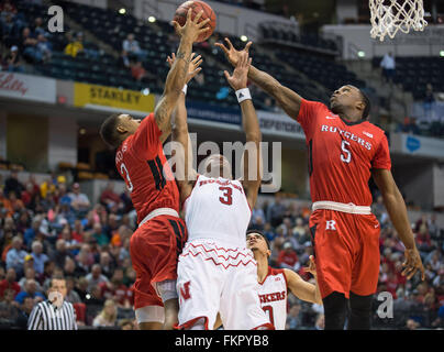 Indianapolis, USA Zoll. 9. März 2016. Rutgers Scarlet Knights Guard Corey Sanders #3, Nebraska Cornhuskers Guard Andrew White #3 und Rutgers Scarlet Knights Guard Mike Williams #5 nach oben für eine Erholung in der zweiten Hälfte während der Big Ten Conference Herren-Basketball-Turnier zwischen Nebraska und Rutgers an des Bankiers Leben Fieldhouse in Indianapolis, IN. Sitzung 1 Teilnahme: 16,528.Nebraska 89, Rutgers 72. Mark Davis/Cal Sport Media/Alamy Live-Nachrichten Stockfoto