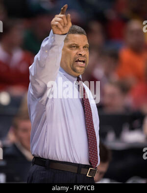 Indianapolis, USA Zoll. 9. März 2016. Rutgers Scarlet Knights Cheftrainer Eddie Jordan in Richtung von der Bank in der zweiten Hälfte während der Big Ten Conference Herren-Basketball-Turnier zwischen Nebraska und Rutgers an des Bankiers Leben Fieldhouse in Indianapolis, IN ruft. Sitzung 1 Teilnahme: 16,528.Nebraska 89, Rutgers 72. Mark Davis/Cal Sport Media/Alamy Live-Nachrichten Stockfoto