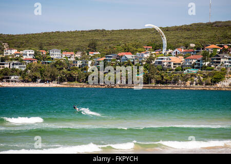 Sydney, Australien - 10. November 2015: Unidentified Kite Surfer Fahrten in den Ozean mit seinen Drachen in der Nähe von Manly Beach Stockfoto