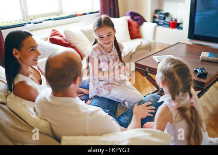 Junge Familie, die ihre Freizeit zu Hause zu verbringen Stockfoto