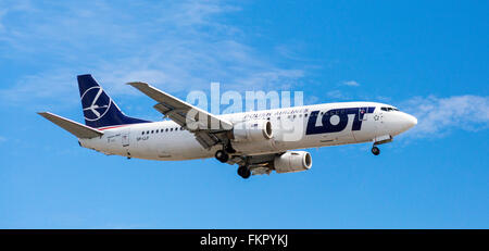 VIELE polnische Airlines Flugzeug landet auf dem Flughafen London Heathrow Stockfoto