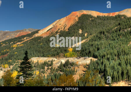 Red Mountain #2 und Ruinen der Gennessee-Mine, in der Nähe von Red Mountain Pass auf US-550 aka "The Million Dollar Highway" Stockfoto