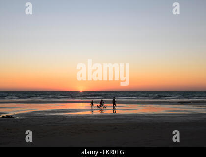 Familie bei Sonnenuntergang am Cable Beach in Broome, Kimberley Region, Westaustralien, WA, Australien