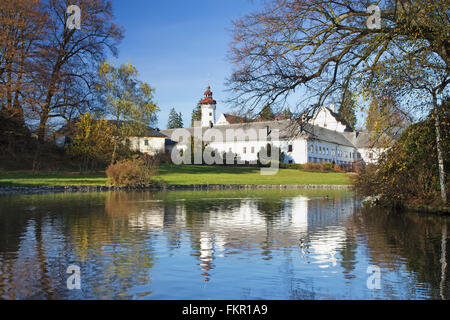 Staatliche Burg Velké Losiny mit Park im Herbst. (Tschechische Republik) Stockfoto