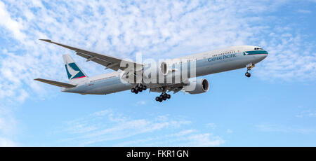 Cathay Pacific Hong Kong Flugzeug landet auf dem Flughafen London Heathrow Stockfoto