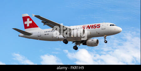 Swiss Airlines Flugzeug landet auf dem Flughafen London Heathrow Stockfoto