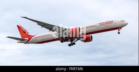 Air India Flugzeug landet auf dem Flughafen London Heathrow Stockfoto