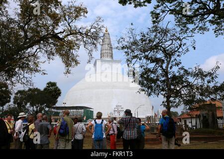 (160310)--COLOMBO, 10. März 2016 (Xinhua)--Touristen besuchen eine Pagode in die Heilige Stadt Anuradhapura in North Central Province, Sri Lanka, 9. März 2016. Diese heilige Stadt wurde gegründet, um einen Ausschnitt aus der "Baum der Erleuchtung", die Buddha Feigenbaum, brachte es im 3. Jahrhundert v. Chr. Der Baum, der aus der Branche wuchs in der Stadt Anuradhapura steht und gilt als ein Objekt großer Verehrung mit Zehntausenden Besuch Anuradhapura zu huldigen. Im Jahr 1982 wurde die Heilige Stadt Anuradhapura als United Nations Educational, Scientific und kulturelle oder eingeschrieben. Stockfoto