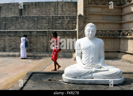 (160310)--COLOMBO, 10. März 2016 (Xinhua)--Sri Lanka Buddhisten beten in die Heilige Stadt Anuradhapura in North Central Province, Sri Lanka, 9. März 2016. Diese heilige Stadt wurde gegründet, um einen Ausschnitt aus der "Baum der Erleuchtung", die Buddha Feigenbaum, brachte es im 3. Jahrhundert v. Chr. Der Baum, der aus der Branche wuchs in der Stadt Anuradhapura steht und gilt als ein Objekt großer Verehrung mit Zehntausenden Besuch Anuradhapura zu huldigen. Im Jahr 1982 wurde die Heilige Stadt Anuradhapura als eine United Nations Educational, Scientific eingeschrieben und Stockfoto