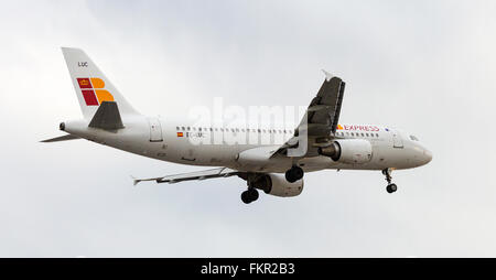 LUC Express (Iberia) Flugzeug landet auf dem Flughafen London Heathrow Stockfoto