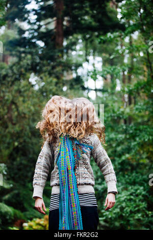 Kaukasische Frau wirft Haar im Wald Stockfoto