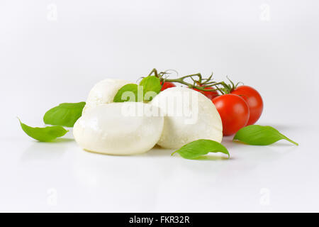 Mozzarella, Cherry-Tomaten und frischem Basilikum - Zutaten für Caprese-Salat Stockfoto