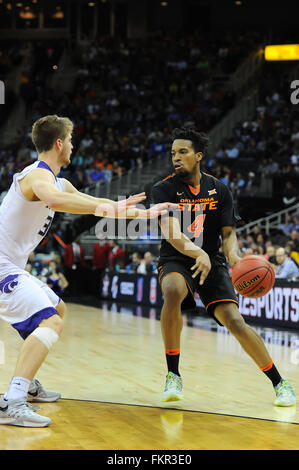 März 09,2016: Oklahoma State Cowboys Guard Joe Burton (4) macht keine sehen Sie an der Grundlinie während der NCAA großer 12 Meisterschaften Basketball übergeben Spiel zwischen der Kansas State Wildcats und die Oklahoma State Cowboys im Sprint Center in Kansas City, Missouri. Kendall Shaw/CSM Stockfoto