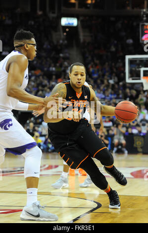 März 09,2016: Oklahoma State Cowboys weiterleiten Chris Olivier (31) Laufwerke in den Korb während der NCAA große 12 Meisterschaften Basketball-Spiel zwischen der Kansas State Wildcats und die Oklahoma State Cowboys im Sprint Center in Kansas City, Missouri. Kansas State besiegt die Cowboys 75-71. Kendall Shaw/CSM Stockfoto