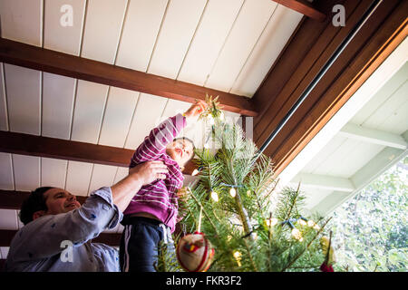 Vater und Sohn schmücken Weihnachtsbaum Stockfoto