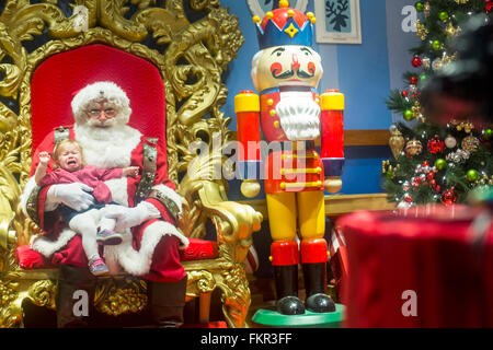 Kaukasische Mädchen sitzen auf Schoß Santa und Weinen Stockfoto