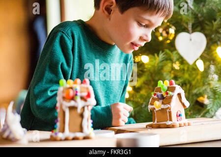 Gemischte Rassen junge Lebkuchenhaus bauen Stockfoto