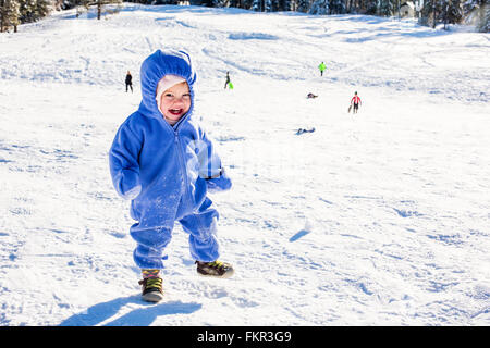 Kaukasische Mädchen spielen im Schnee Stockfoto