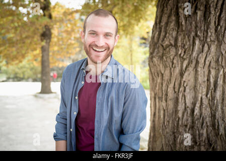 Kaukasischen Mann lächelnd in park Stockfoto