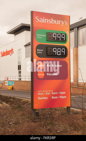 Ein Blick auf die Kraftstoffpreise anzeigen Board bei Sainsbury in Victoria Road, Darlington, England Stockfoto