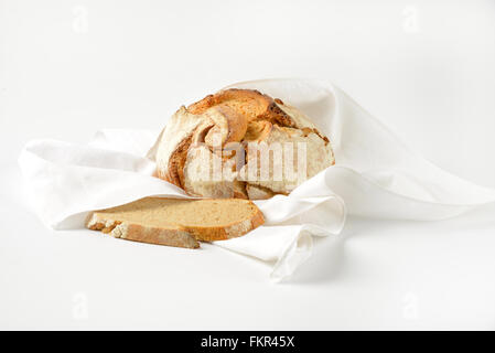 frisch gebackenes Brot auf weiße Serviette Stockfoto