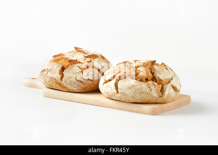 zwei frische Brote auf Holzbrett Stockfoto