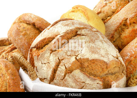 Detail der verschiedenen Brotsorten in Korb Stockfoto