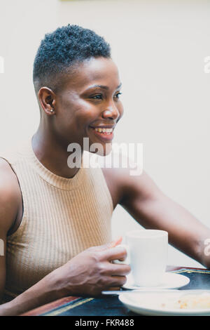 Schwarze Frau trinken Kaffee im café Stockfoto