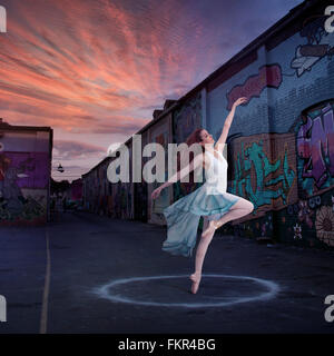 Kaukasische Ballerina tanzen im Kreis Stockfoto