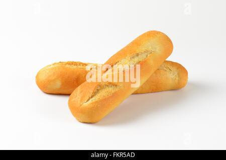 frisch gebackene Brötchen auf weißem Hintergrund Stockfoto