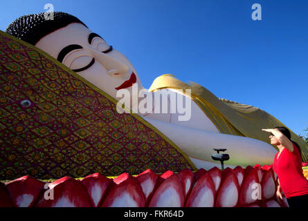 Brea, Kalifornien, USA. 10. März 2016. Die kambodschanischen buddhistischer Tempel (Wat Dharmararam) in Stockton, Kalifornien, ist eine aktive buddhistischer Tempel, dass Funktionen über 100 bunte und überlebensgroß Juwel verkrustete Statuen, die das Leben und die Geschichte des kambodschanischen Buddha zu feiern. Der Tempel verfügt über eine 50 Fuß lange liegende Buddha. Auch die Heimat von der Jahresfeier der kambodschanischen Neujahr jedes Jahr im April. © Bruce Chambers/ZUMA Draht/Alamy Live-Nachrichten Stockfoto