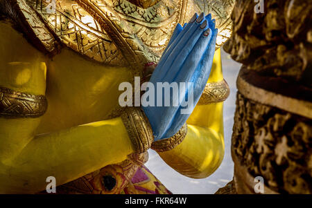 Brea, Kalifornien, USA. 10. März 2016. Die kambodschanischen buddhistischer Tempel (Wat Dharmararam) in Stockton, Kalifornien, ist eine aktive buddhistischer Tempel, dass Funktionen über 100 bunte und überlebensgroß Juwel verkrustete Statuen, die das Leben und die Geschichte des kambodschanischen Buddha zu feiern. Der Tempel verfügt über eine 50 Fuß lange liegende Buddha. Auch die Heimat von der Jahresfeier der kambodschanischen Neujahr jedes Jahr im April. © Bruce Chambers/ZUMA Draht/Alamy Live-Nachrichten Stockfoto