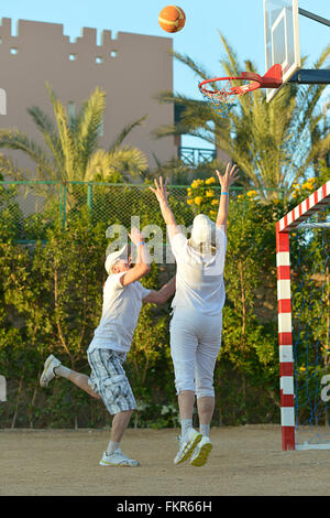 Älteres paar Basketball spielen Stockfoto